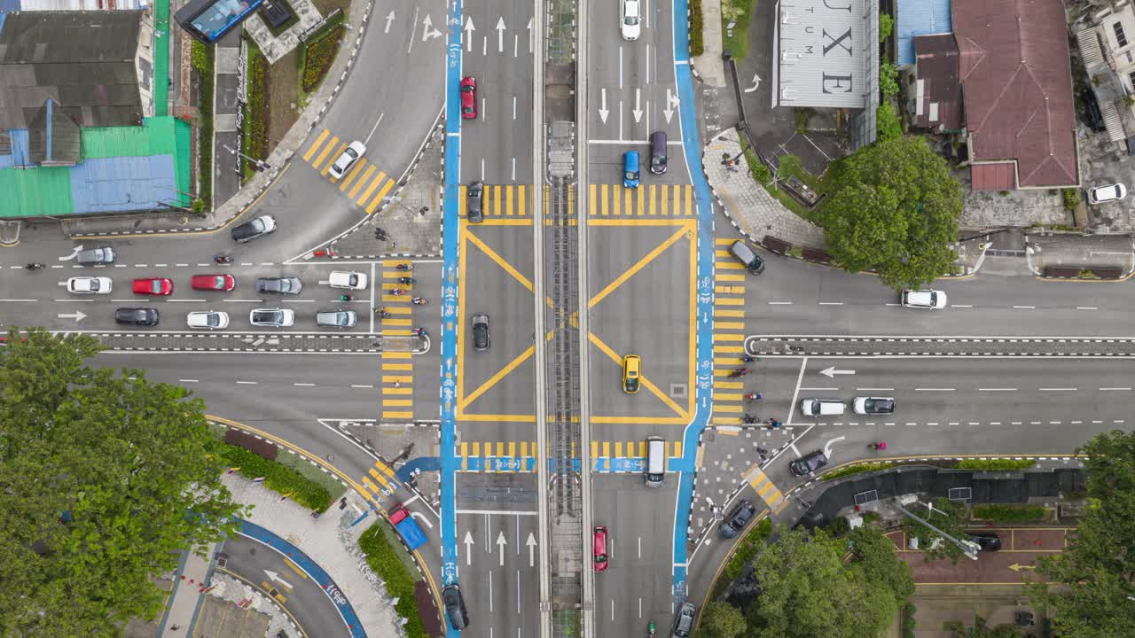 白天飞行在吉隆坡市中心的交通街道十字路口空中俯视全景4k延时马来西亚视频下载