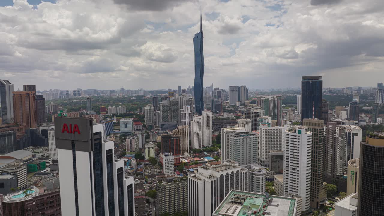 白天飞行在吉隆坡市中心著名的现代塔摩天大楼空中全景4k延时马来西亚视频下载