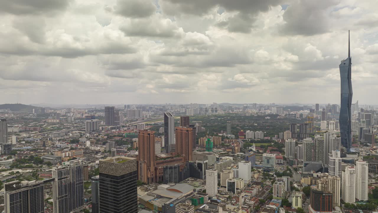 白天飞行在吉隆坡市中心著名的现代塔摩天大楼空中全景4k延时马来西亚视频下载