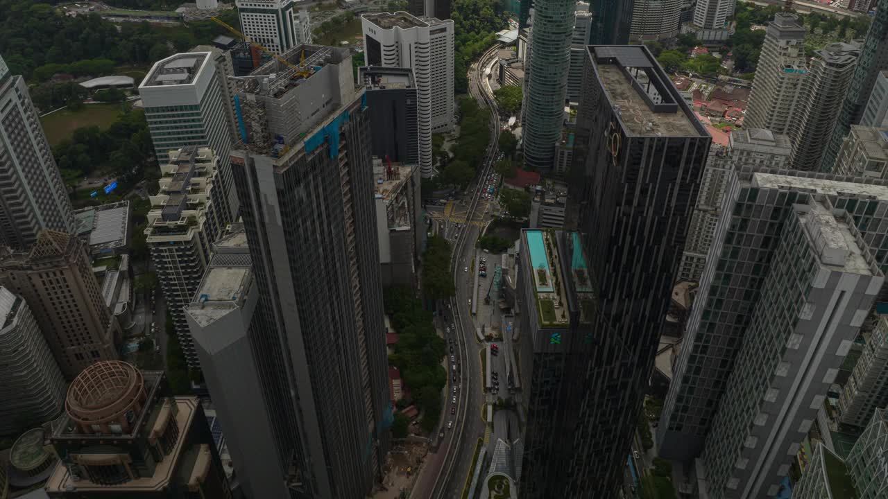 白天飞行在吉隆坡市中心交通街道单轨线空中俯视全景4k延时马来西亚视频下载
