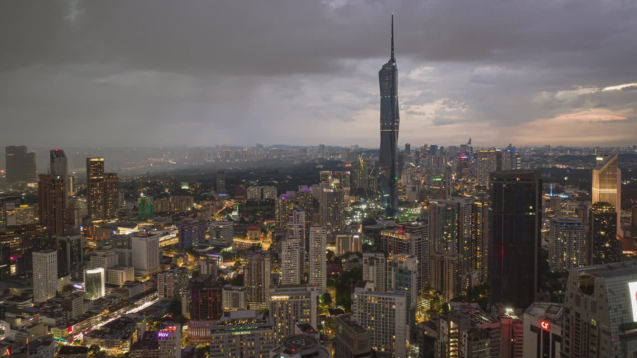 黄昏时分照明吉隆坡市中心著名的现代摩天大楼塔航拍全景4k延时马来西亚视频下载