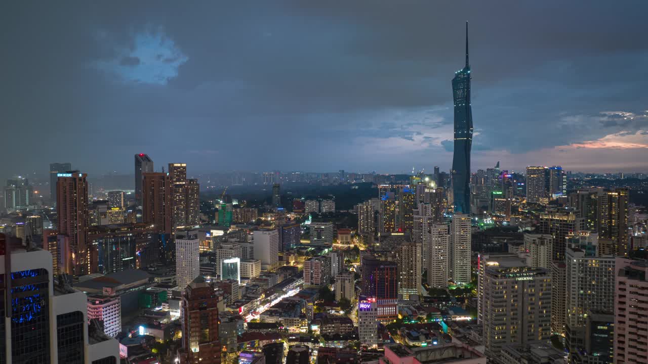 日落天空照明吉隆坡市中心现代摩天大楼塔交通航拍全景4k延时马来西亚视频下载