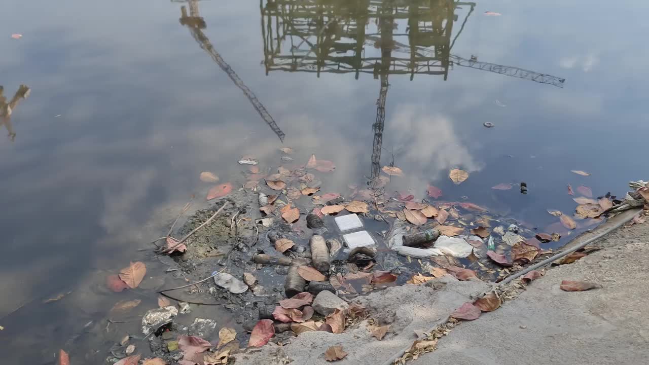 来自家庭和工厂的垃圾、垃圾、垃圾和污水流入首都的运河。视频下载