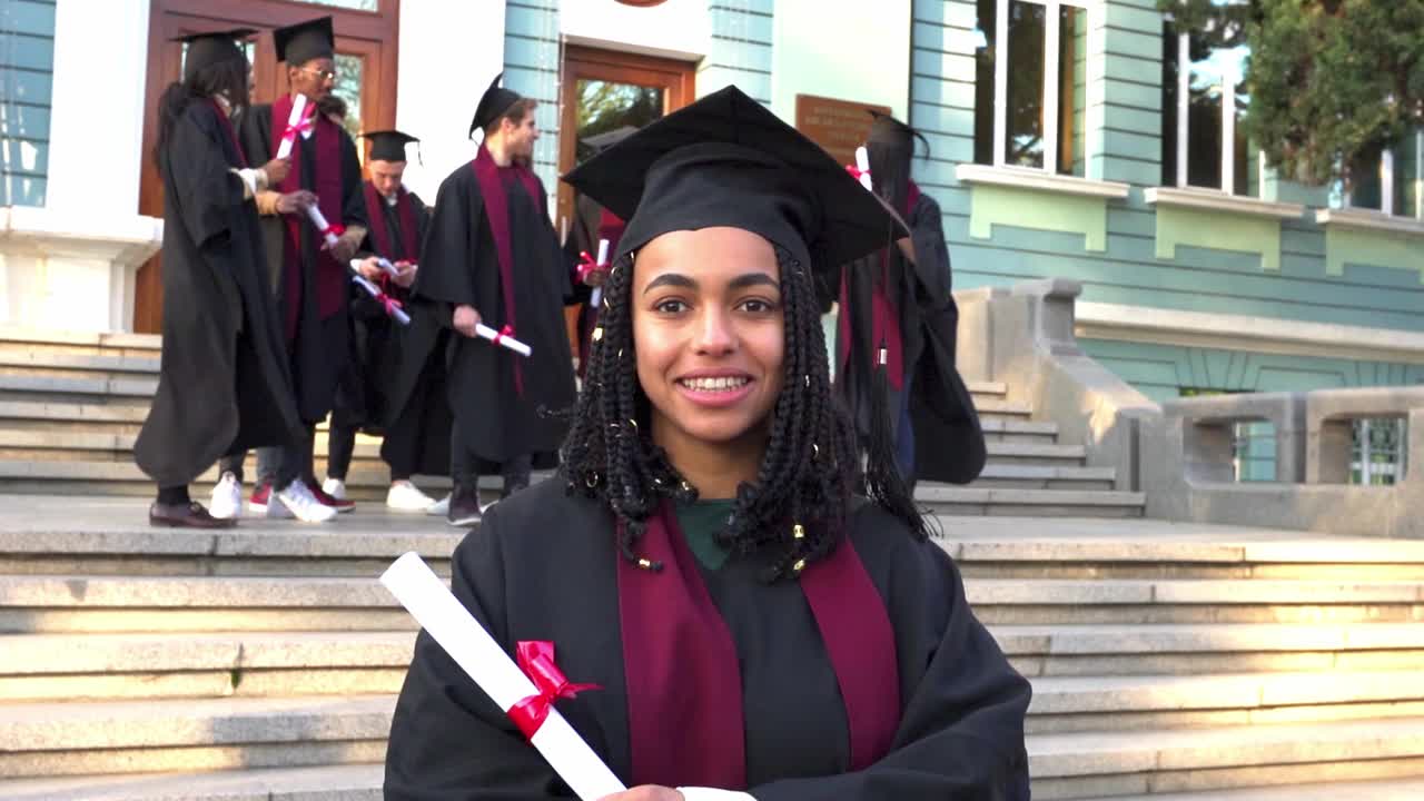 一位女毕业生拿着学位的肖像视频下载