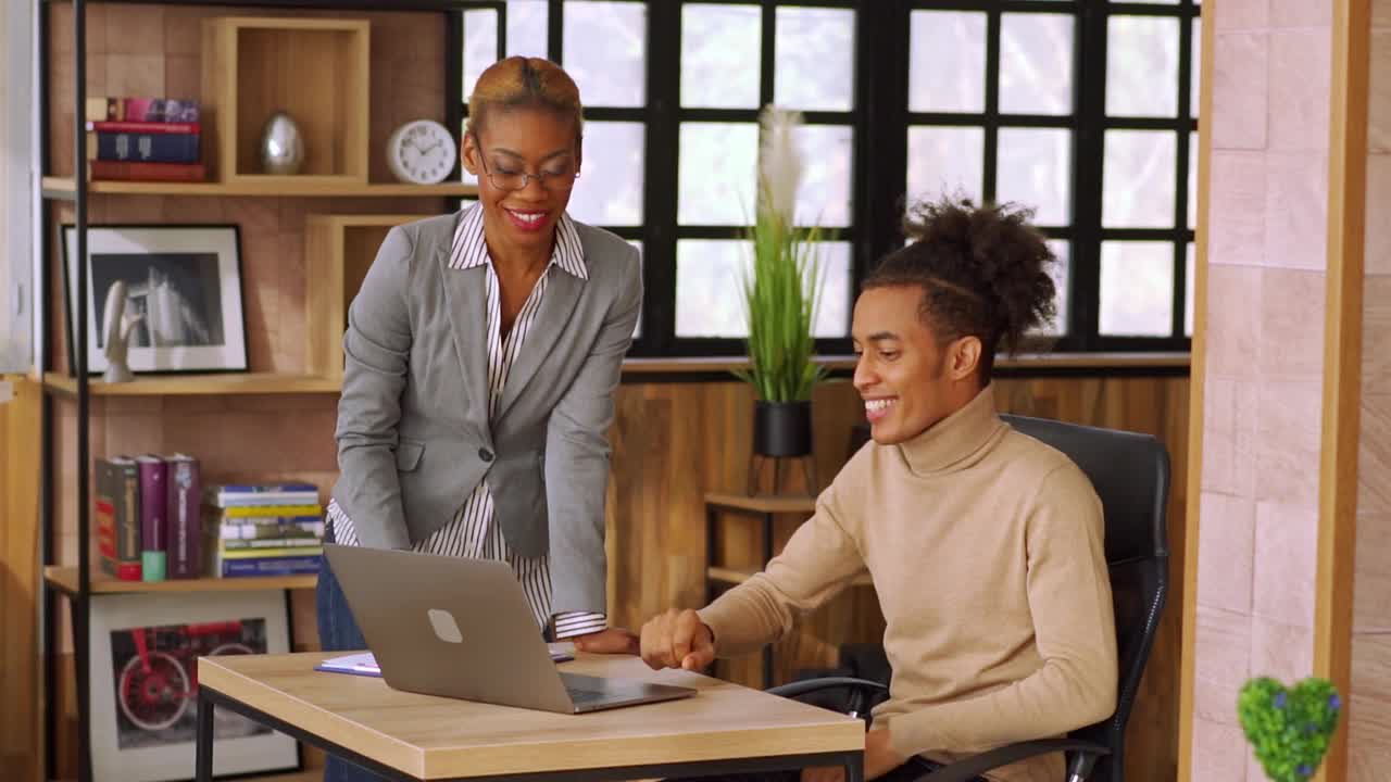一位经理正微笑着和她的男同事聊天视频下载