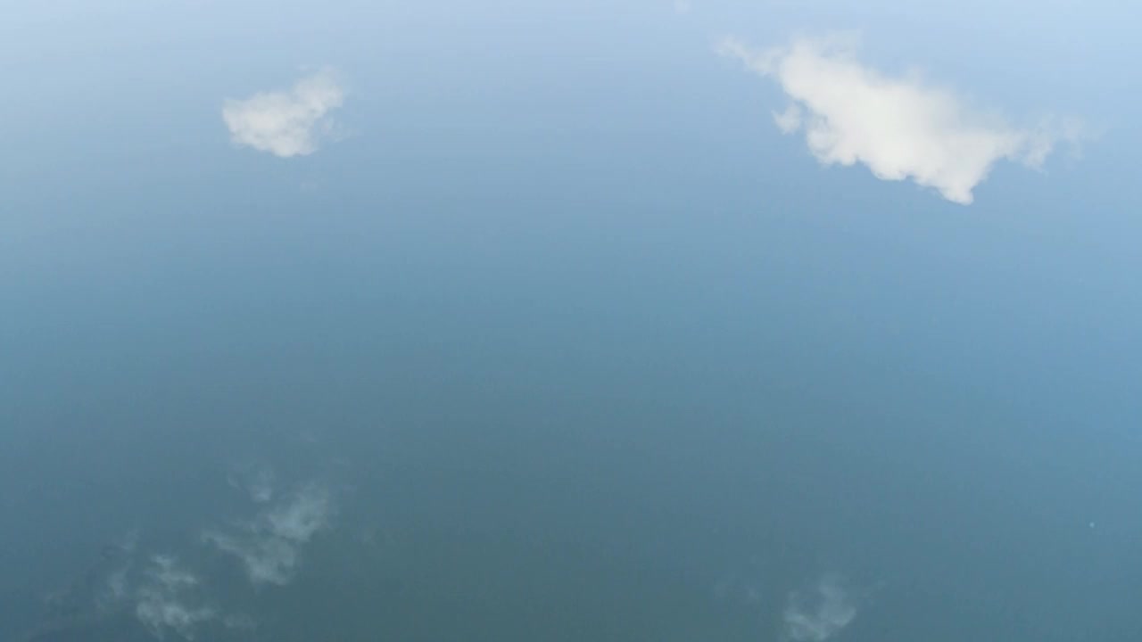 云在水中的反射。
湖中的水和云的倒影。背景视频下载