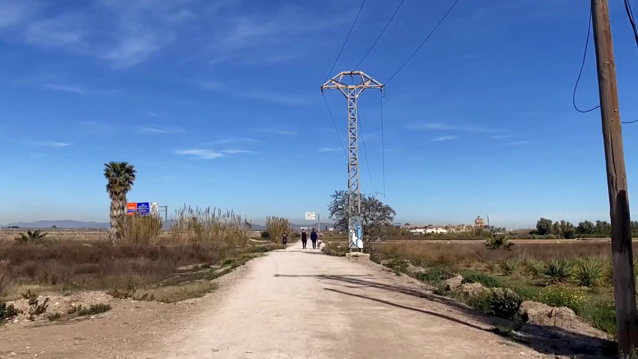 漫步在泥泞的小路上，西班牙，瓦伦西亚视频下载