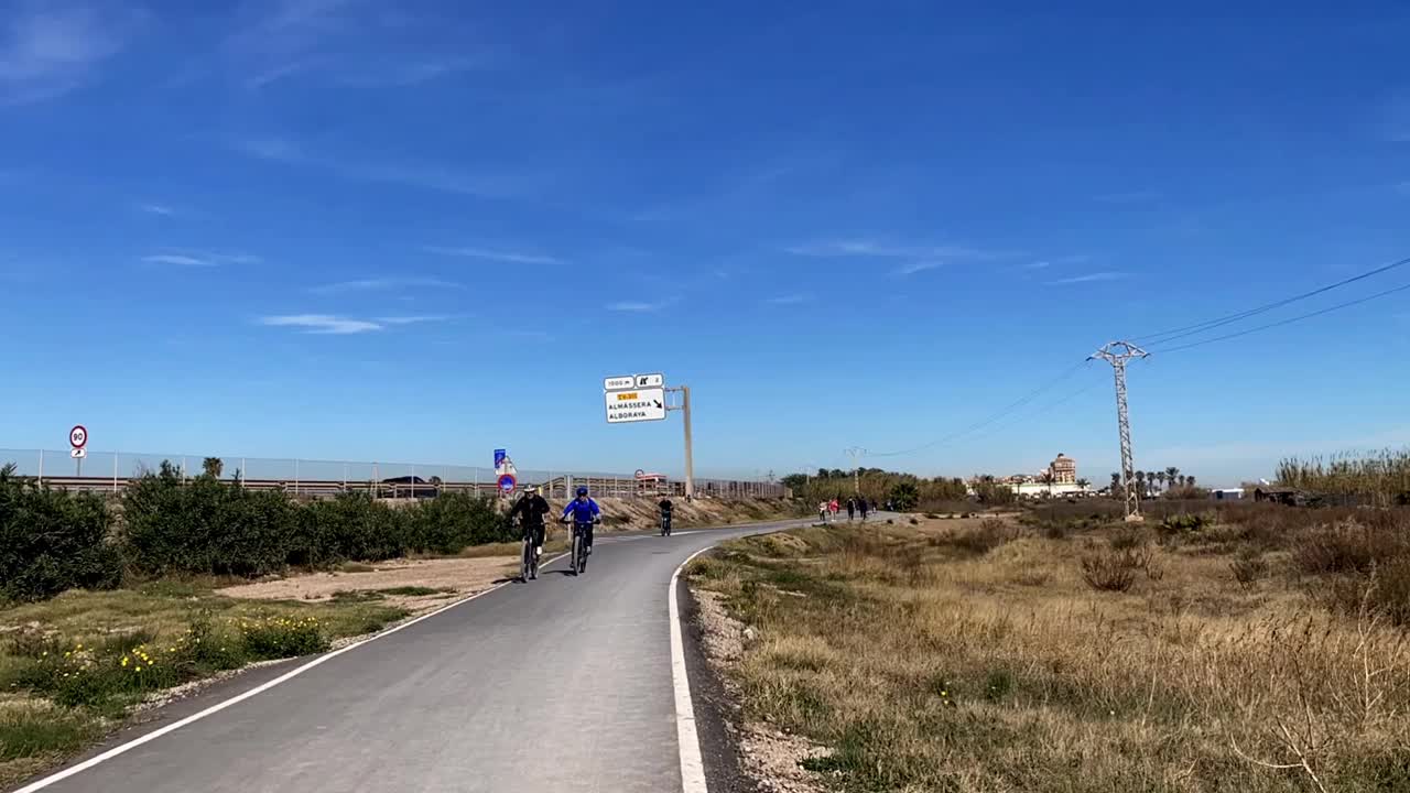 漫步在西班牙瓦伦西亚的柏油路上视频下载