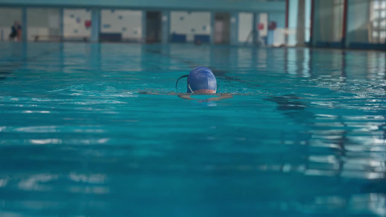 游泳女孩在泳池里训练视频下载