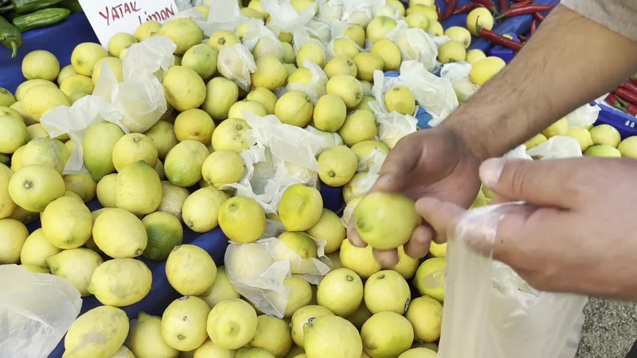 选择柠檬在绿色杂货商4k库存视频视频下载