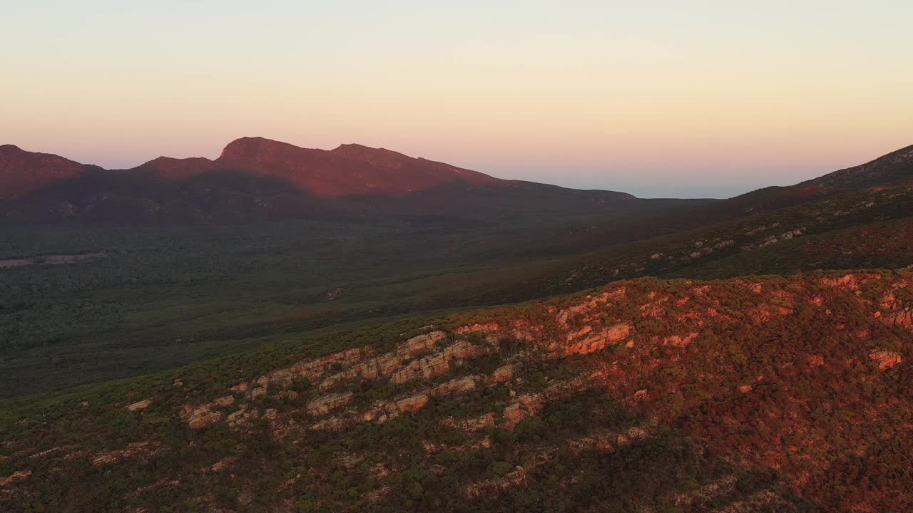 威尔宾纳山的缝隙，日出山顶视频下载