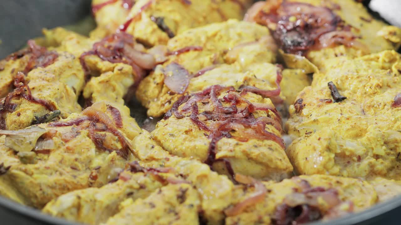 用煎锅腌制的肉和洋葱准备鸡肉印度香饭，特写镜头视频下载