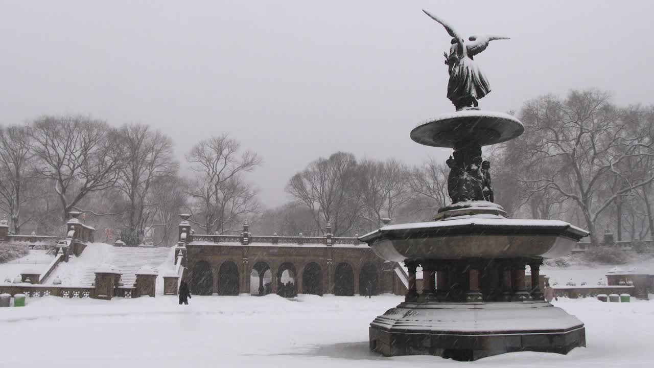 雪中的贝塞斯达喷泉和广场视频下载
