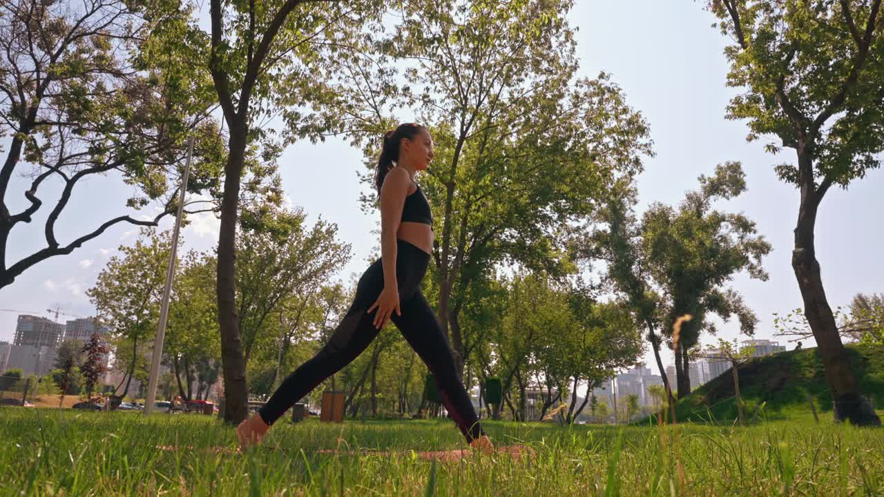 一位女士在公园里练习瑜伽视频下载