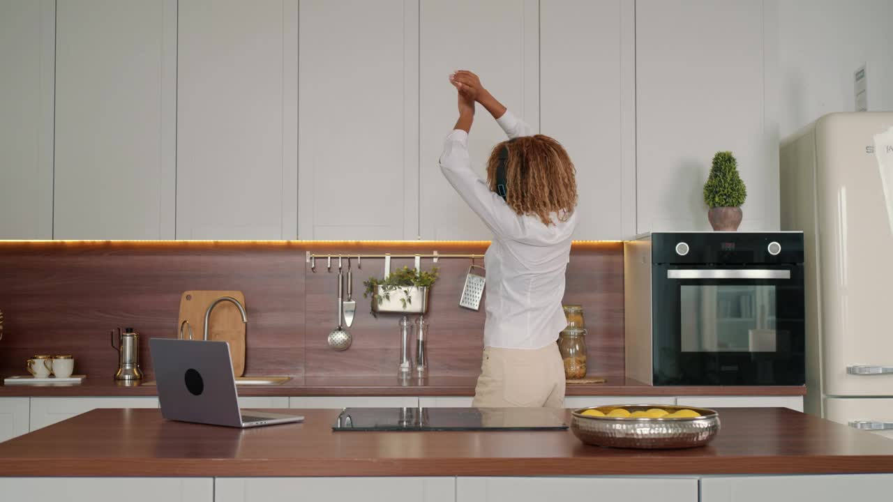站在厨房里举手的女人视频下载