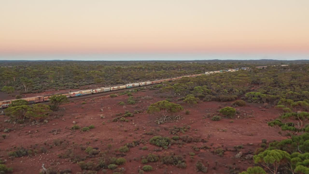 横贯澳大利亚铁路上的一列火车视频下载
