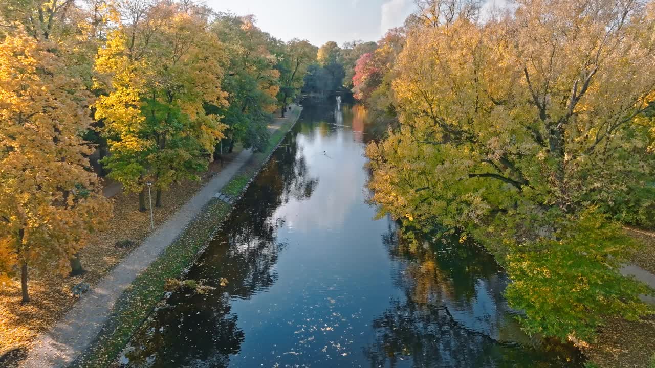 比得哥什秋天的布尔达河鸟瞰图。视频下载