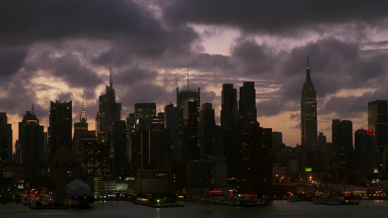 戏剧性的曼哈顿天际线时间流逝与移动的云视频下载