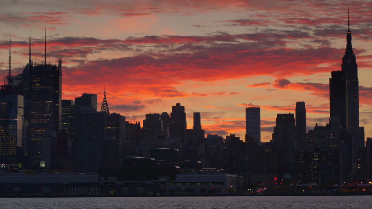 曼哈顿天际线上戏剧性的红色天空视频下载