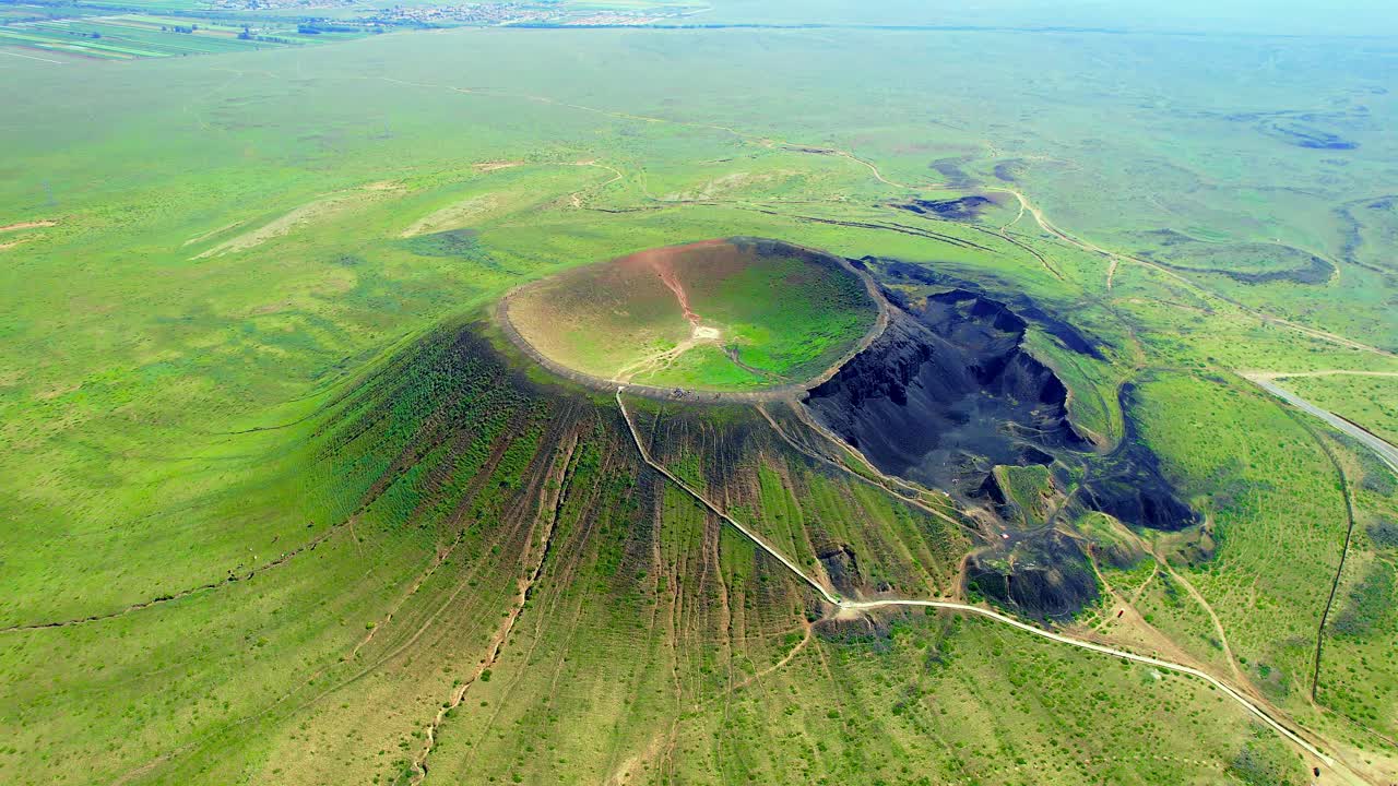 中国内蒙古乌兰察布乌兰哈达3号火山鸟瞰图视频下载