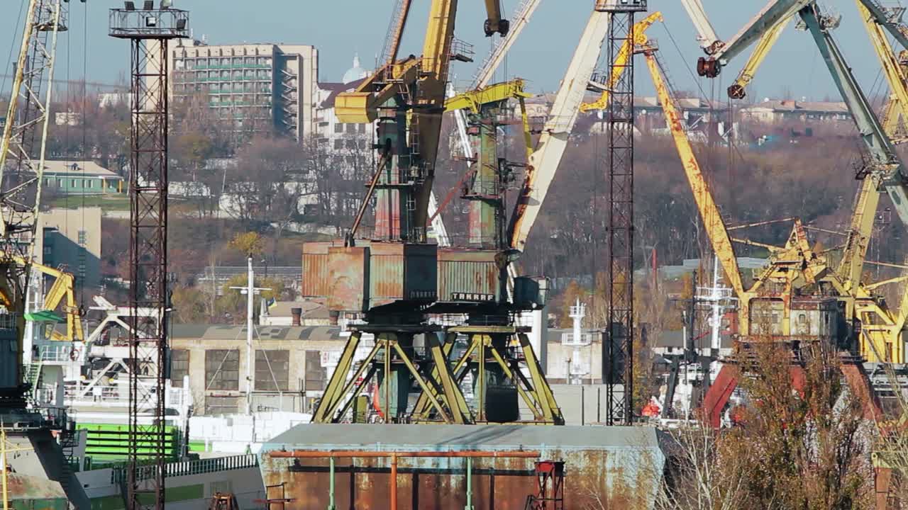位于马里乌波尔的历史悠久的亚速造船厂展示了庞大的码头、高耸的起重机和海上建筑。剪辑显示工业船舶装配、重型机械、城市背景下的经济活力。视频下载