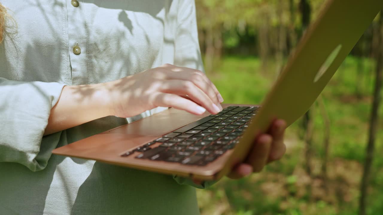 女农民在菜场用笔记本电脑检查葫芦收成，在键盘上打字。女农学家检查蔬菜在电脑中输入的数据。现代农业企业，精准农业理念视频下载