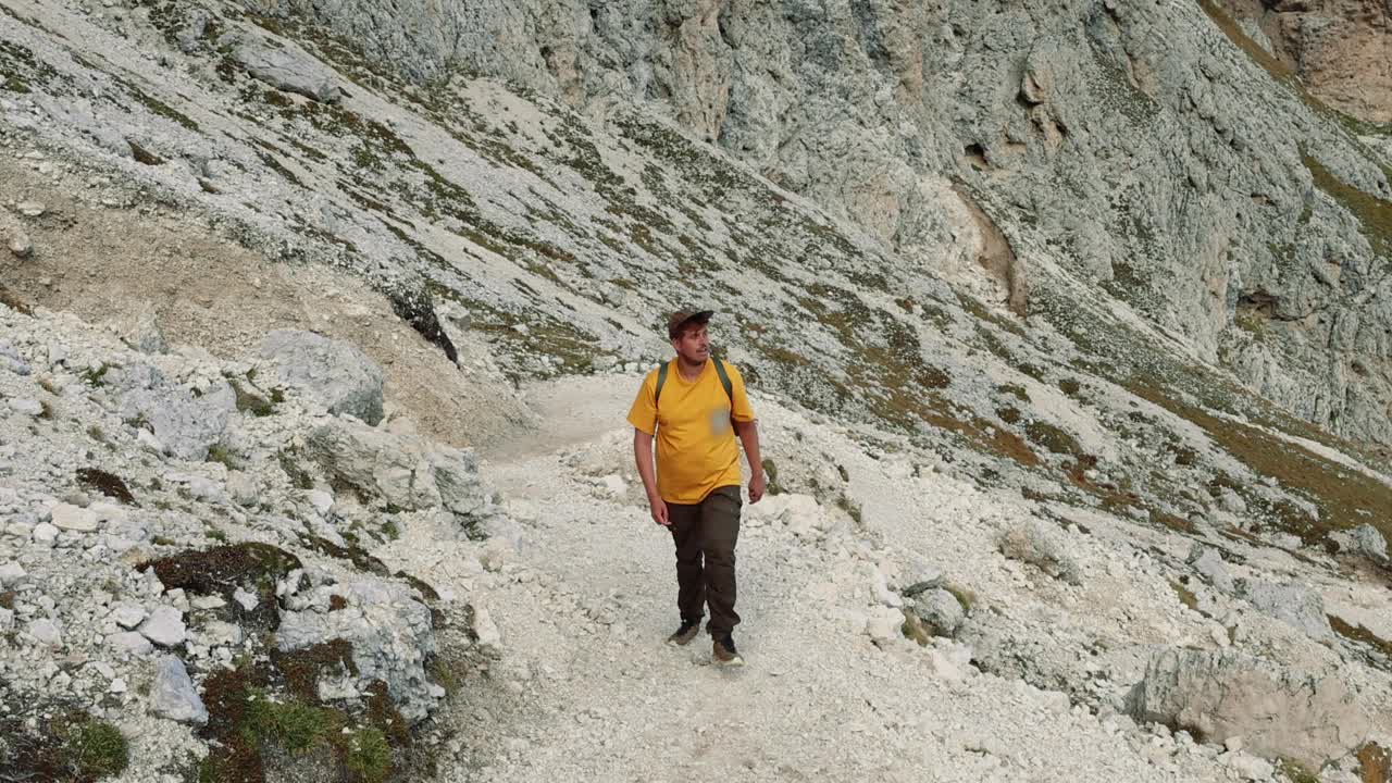 女人在山里给男人伸出援助之手的镜头视频下载