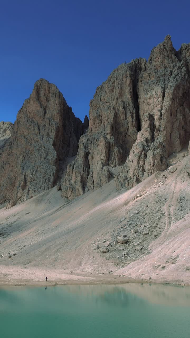 戏剧性的山峰和水晶蓝湖在高海拔的白云石阿尔卑斯山视频下载