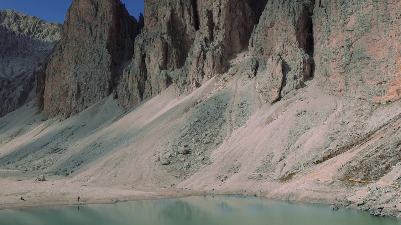 戏剧性的山峰和水晶蓝湖在高海拔的白云石阿尔卑斯山视频下载