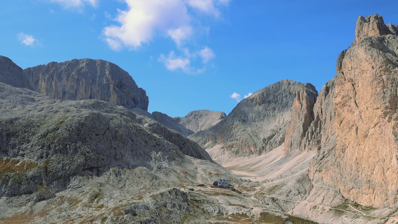阿尔卑斯山脉的风景小屋视频下载