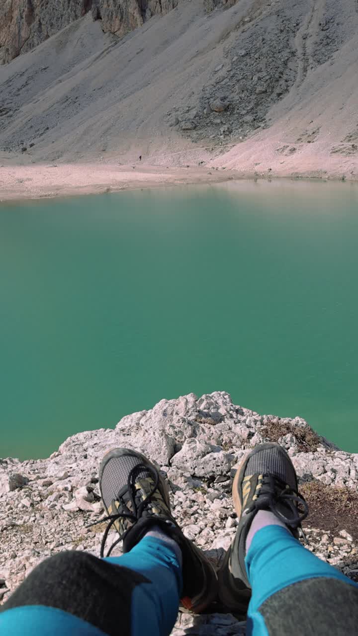 POV女人凝视戏剧性的山峰和水晶蓝湖在白云石阿尔卑斯山的高姿态视频下载