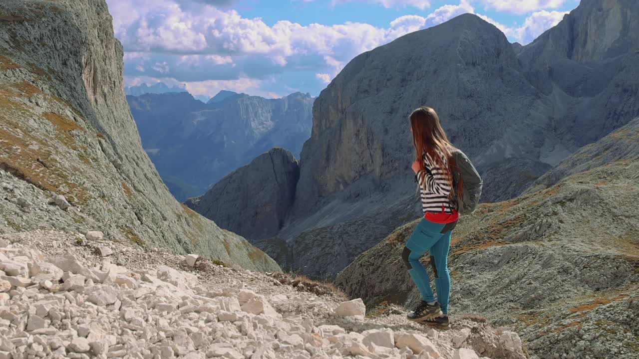 女背包客徒步旅行白云石阿尔卑斯山与戏剧性的山景视频下载