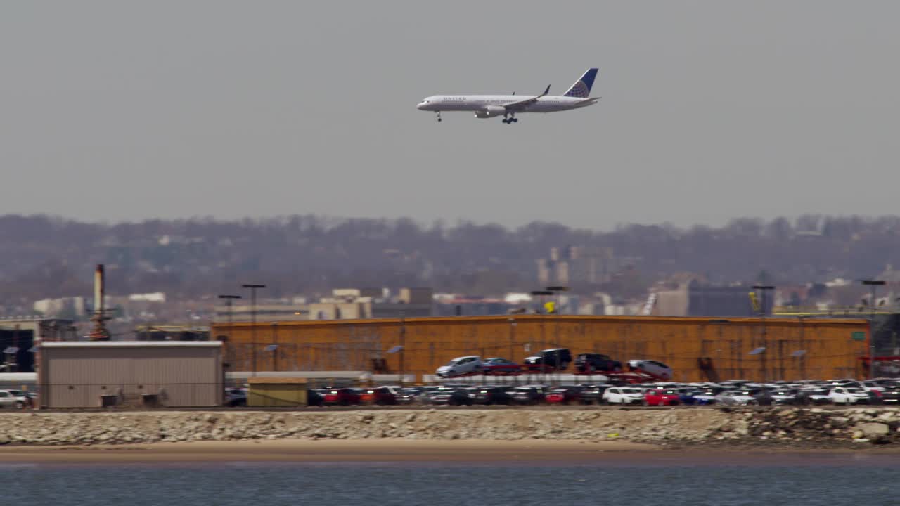 从巴约讷来的飞机在纽瓦克机场降落视频下载