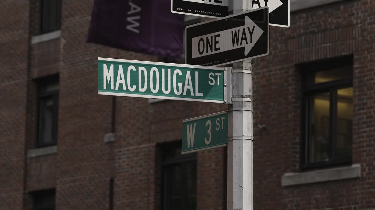 麦克杜加尔和第三街的标志视频下载