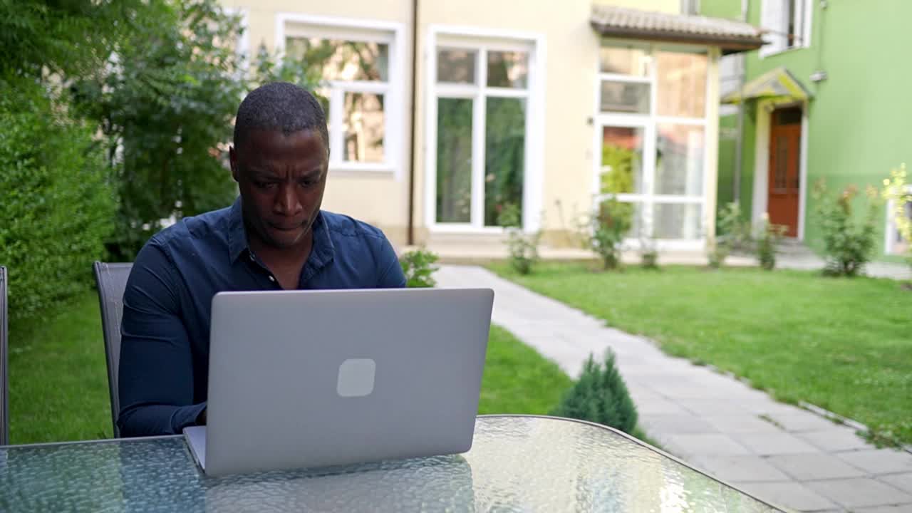 一位企业家在家的花园里工作视频素材