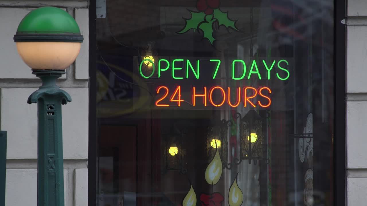 7天24小时营业曼哈顿餐厅的霓虹灯招牌视频下载