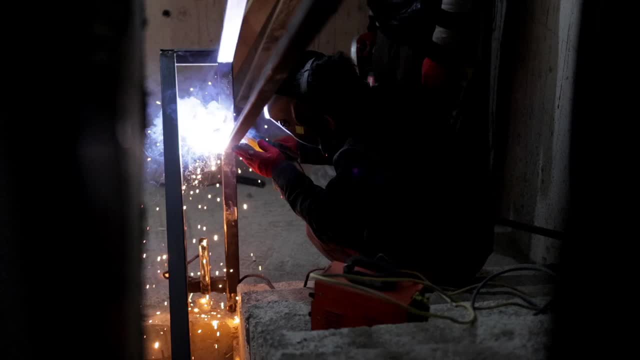 建筑工地:慢动作焊接栏杆视频下载