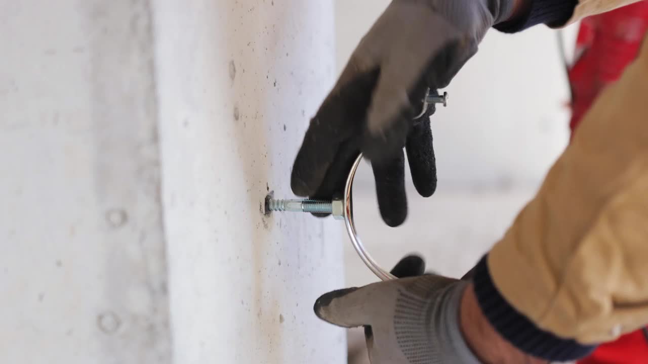 安装下水管道支架:墙体施工特写视频下载