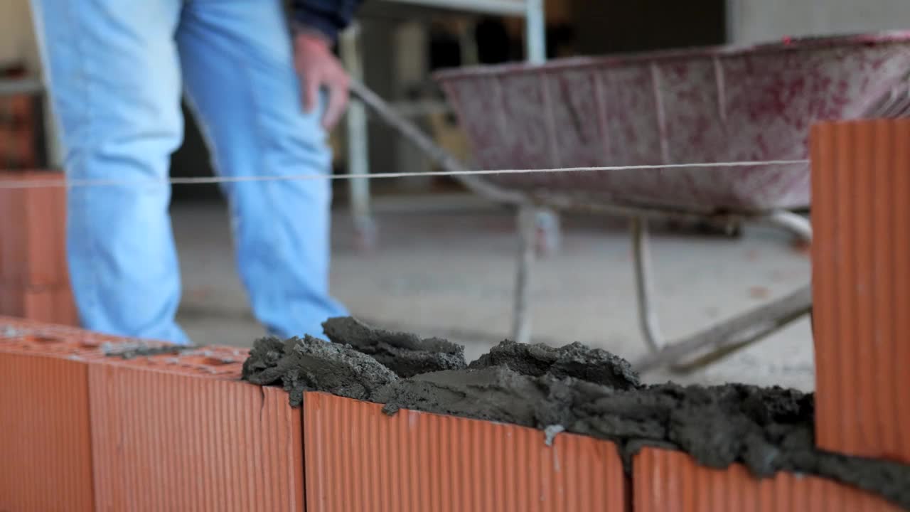 建筑工地砌砖:水泥砂浆的应用视频下载