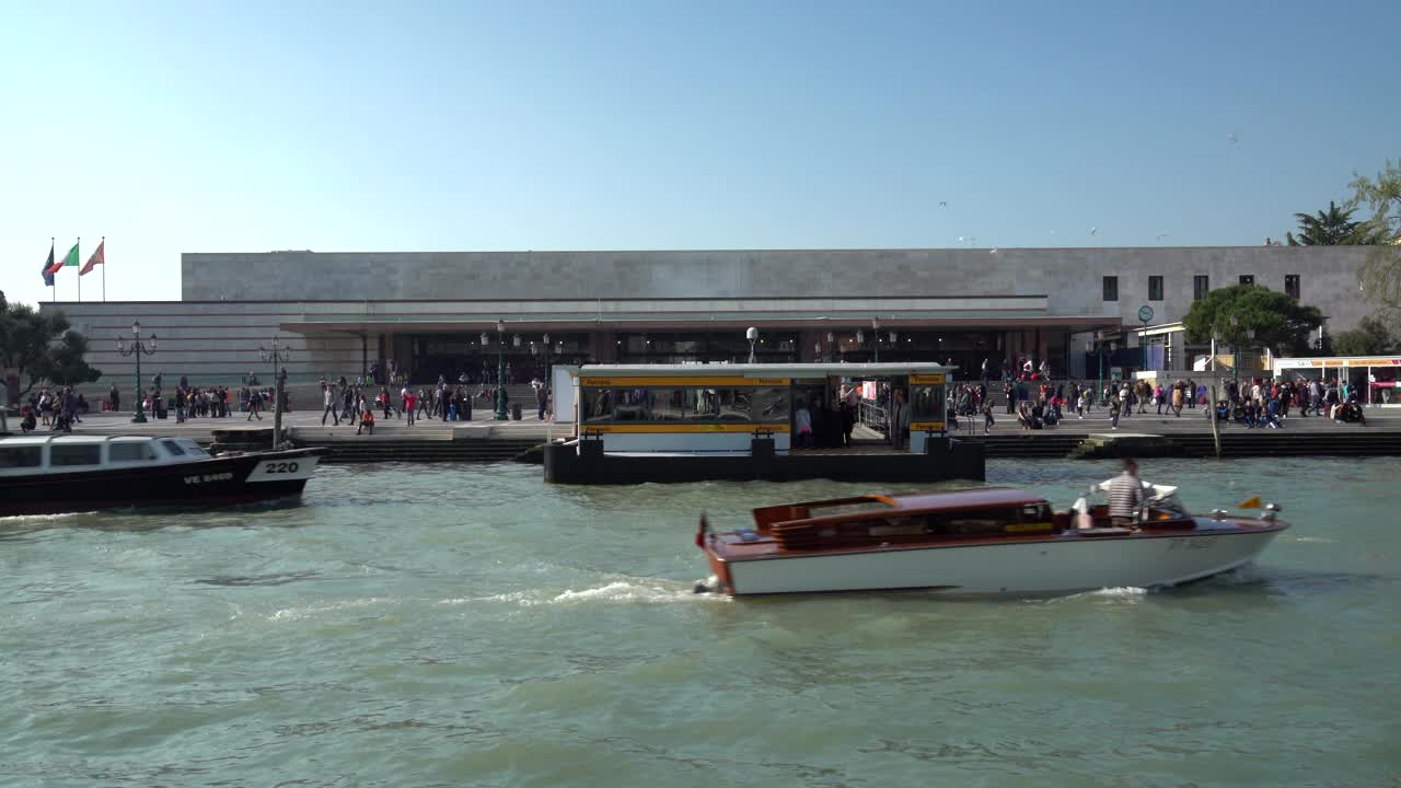 威尼斯的大运河有车站视频下载