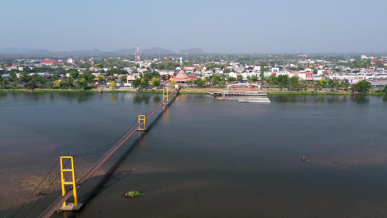 曼谷200周年大桥和孟德市中心鸟瞰图
泰国德平河的天际线视频下载