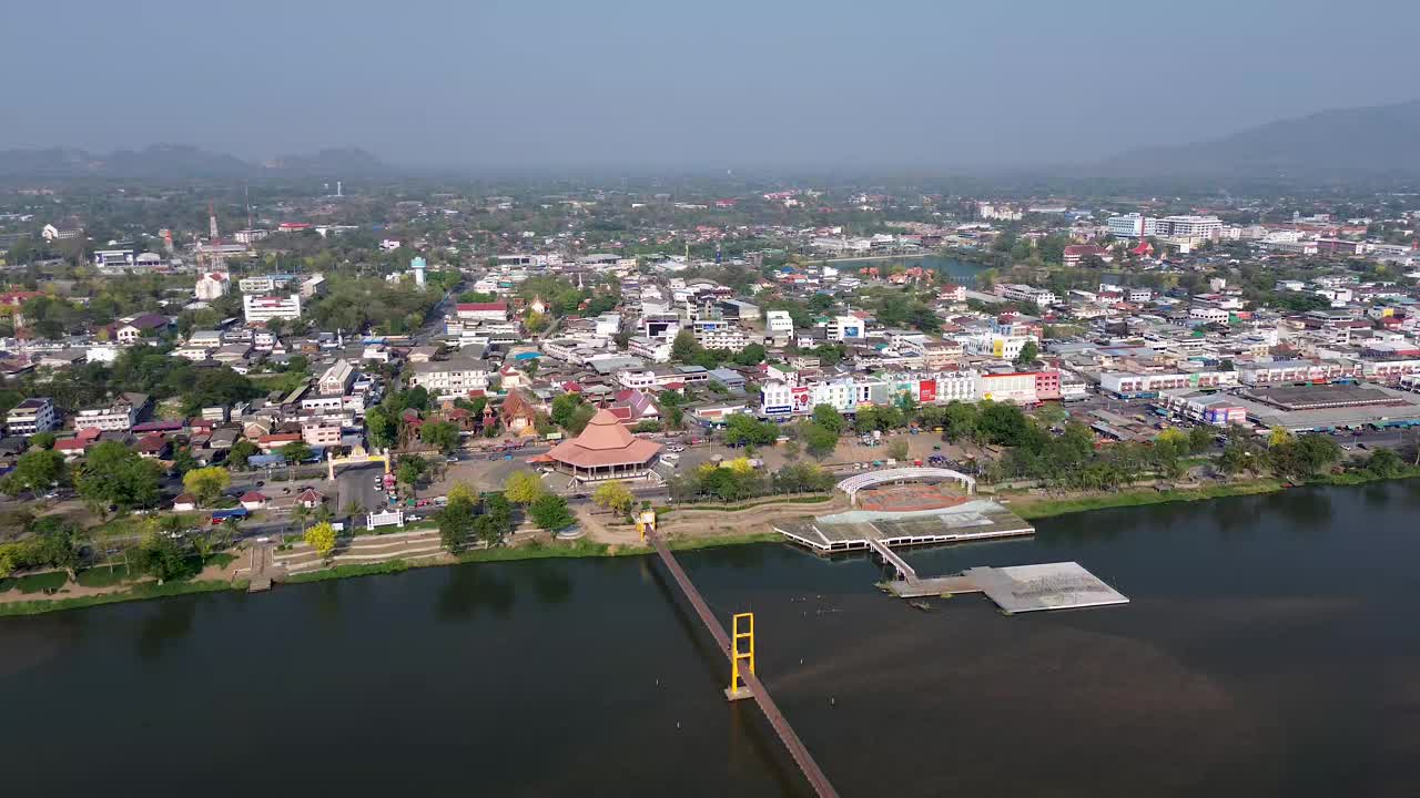 鸟瞰泰国德的孟德市中心和平河视频下载