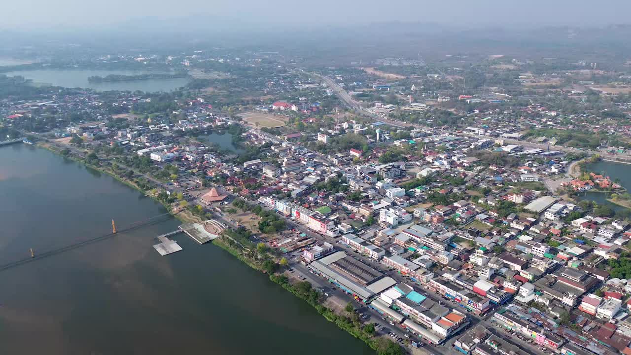 鸟瞰泰国德平河沿岸的孟德市中心视频下载