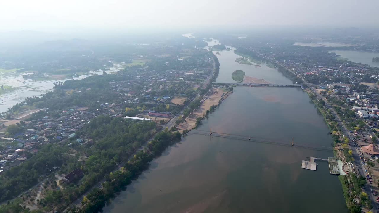 鸟瞰泰国德的孟德市中心、平河和周围的洪泛平原视频下载