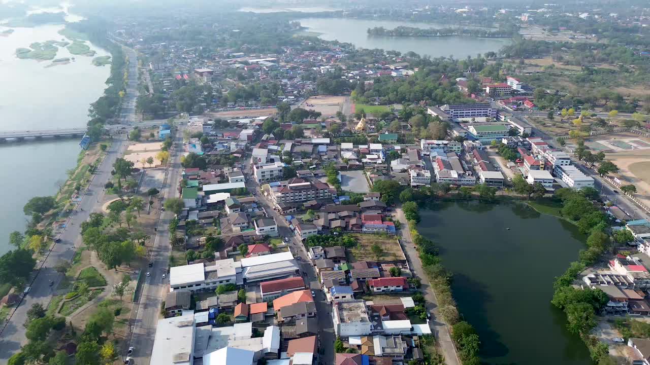 鸟瞰泰国德的孟德市中心和平河视频下载