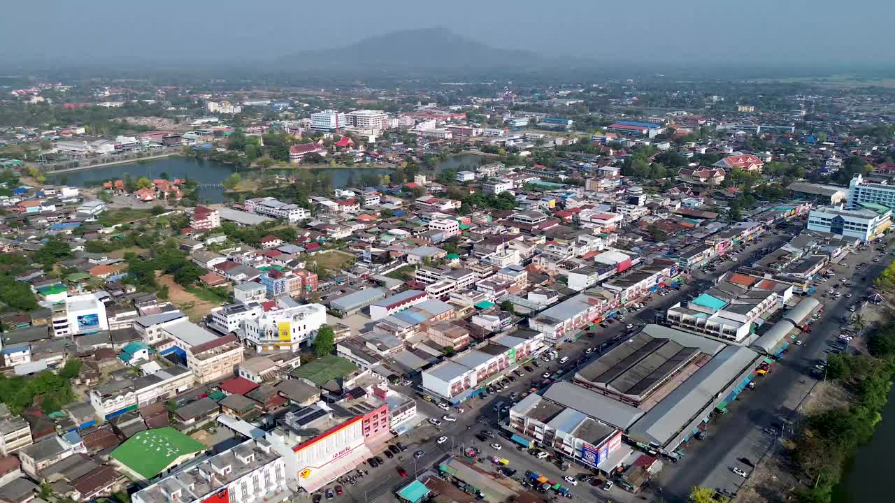 鸟瞰泰国德临平市场及茂德市中心与平河视频下载