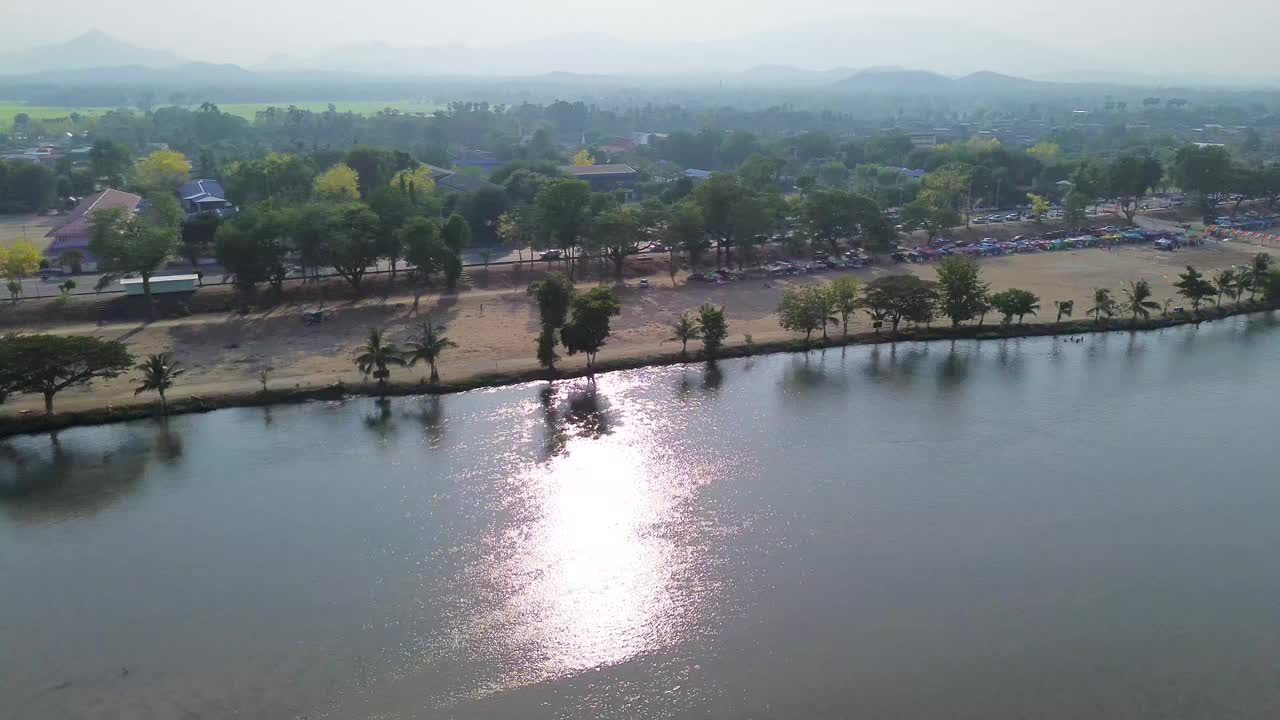 鸟瞰西通海滩沿平河对岸的Mueang Tak，泰国德视频下载