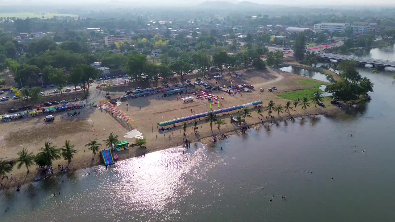 鸟瞰西通海滩沿平河对岸的Mueang Tak，泰国德视频下载