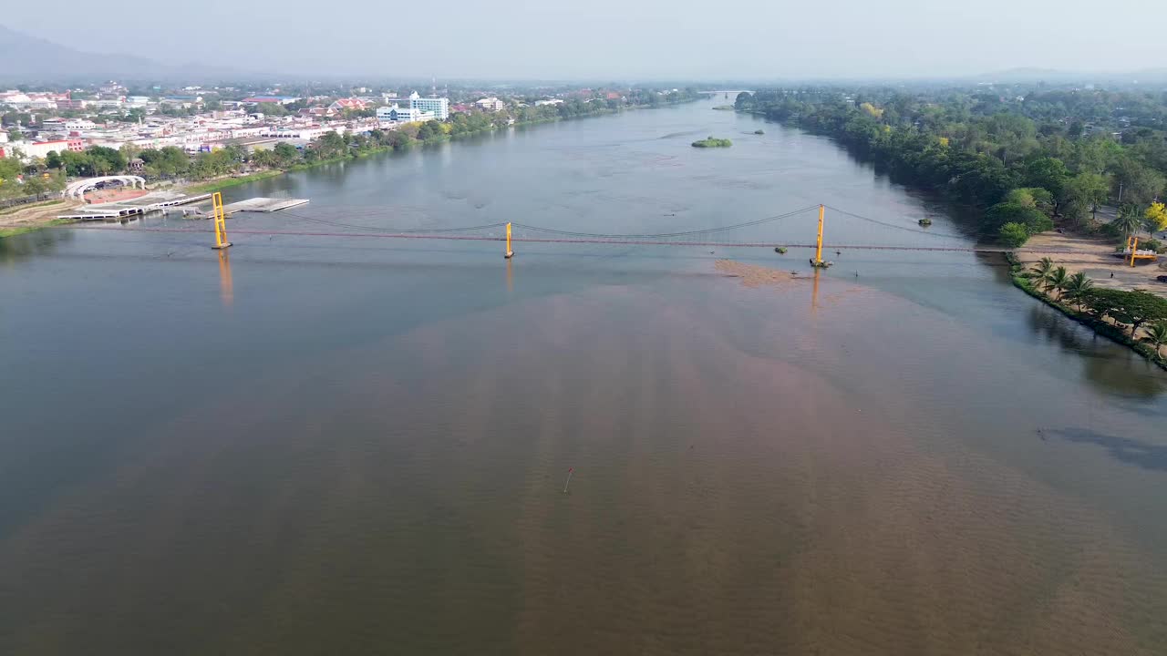 曼谷200周年纪念大桥鸟瞰图，横跨泰国孟德市的平河视频下载