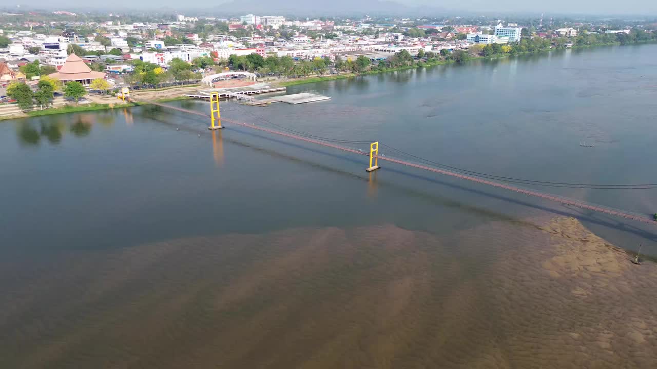曼谷200周年纪念大桥鸟瞰图，横跨泰国孟德市的平河视频下载